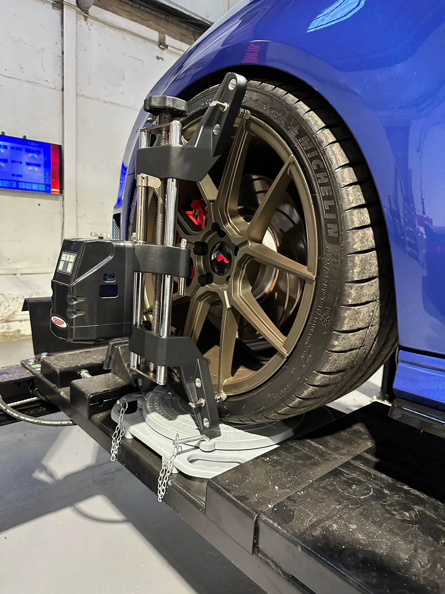 Wheel alignment equipment